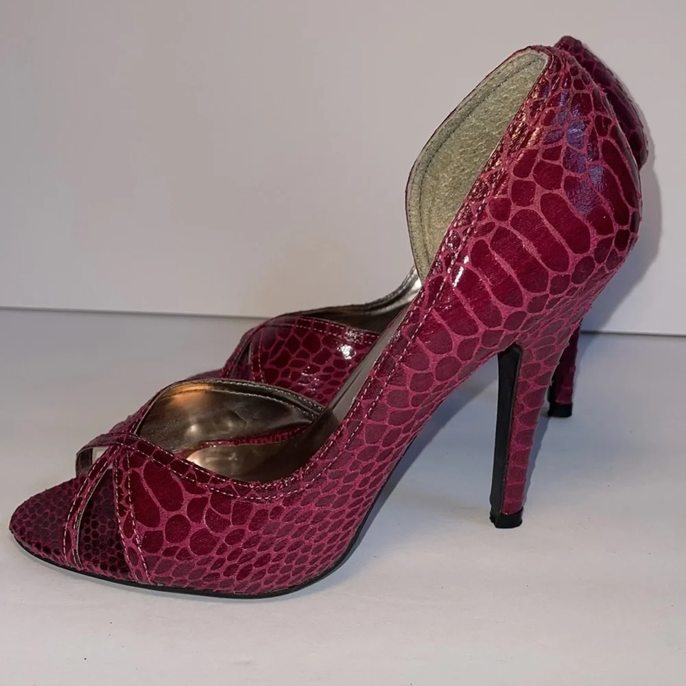 CHARLOTTE RUSSE Fuschia snakeskin heels in women’s size 6